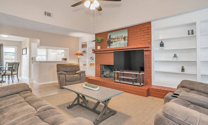 Kempwood House | Entire Duplex with 6 Bedrooms for Large Groups