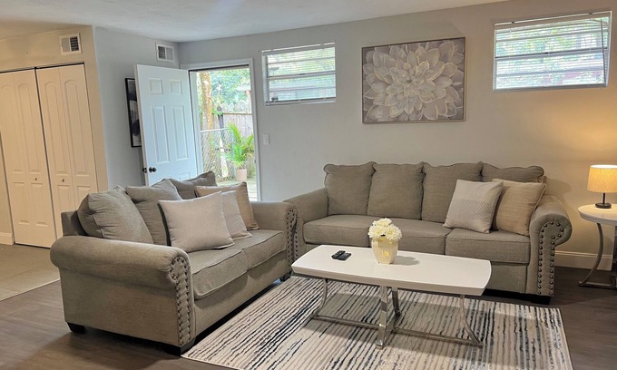 Gainesville House | Entire Guesthouse very cozy 1bed ,1bath only 2.1 miles to Campus private Parking