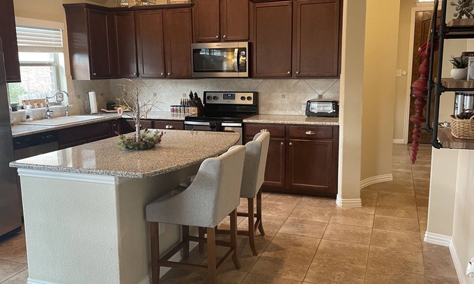 Leander House | Entire Home, 2,000 sq ft with Outdoor Hot Tub, 15 min North of Austin, TX