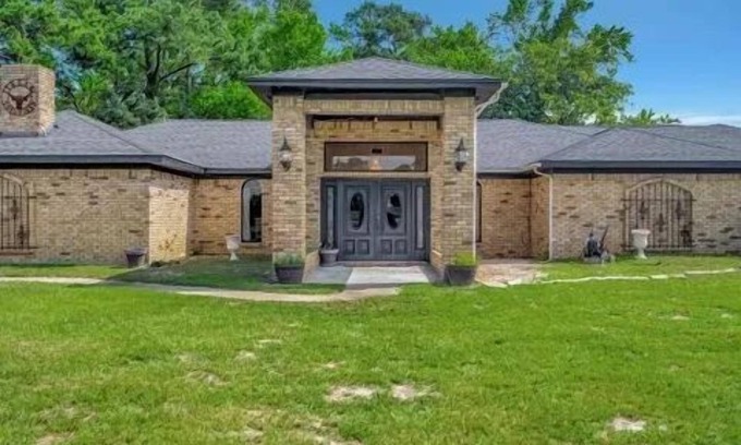 Grapeland House | Entire Home in Grapeland, TX w/Pond access & Pedal Boat!