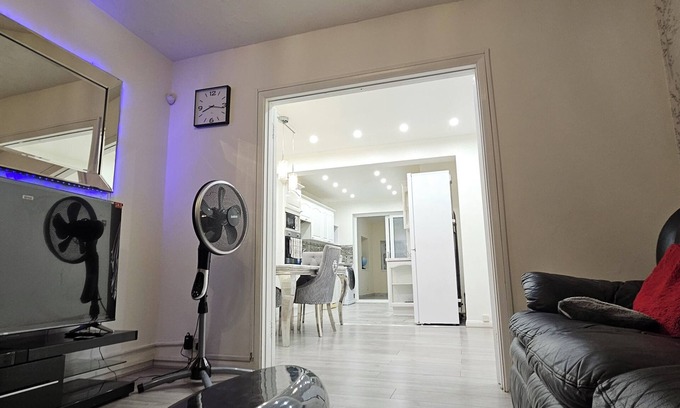 Alibon House | Entire home in Greater London of Dagenham