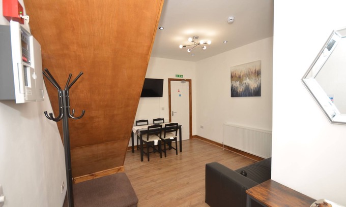 West Bromwich House | Entire Home in West Bromwich, Near Birmingham, West Midlands