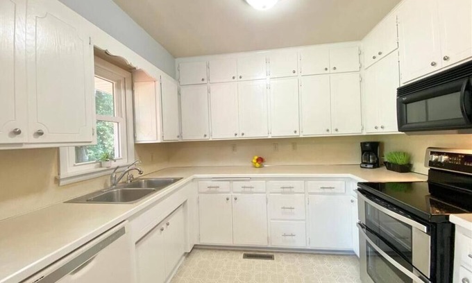 New Brighton House | Entire house sleeps 9, 7 min to Long Lake Reg. Park, 12 min to MN State Fair!