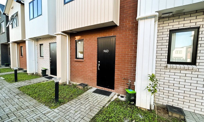 Auckland House | Entire Luxury Cosy Townhouse with Master Bedrooms,10 min to Airport/Sylvia Park