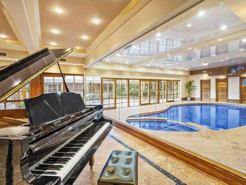 Warrandyte House | Entire Maggie's Guesthouse - free cinema, pool, spa, tennis court, karaoke, more!