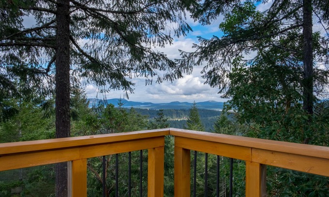 Salt Spring Island House | Entire room. Ocean, mountain view. Hot tub. Next to the Mount Maxwell park.