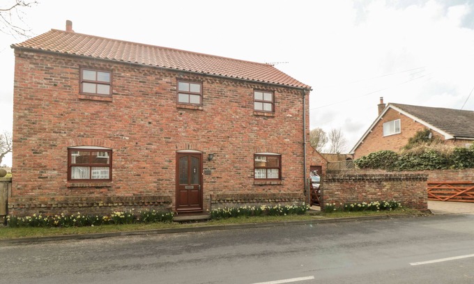 Muston Cottage | ERIC HOUSE, family friendly, with open fire in Filey