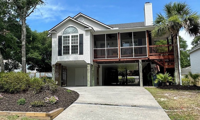 Tranquil Harbour House | Escape to Basil’s Beach Bungalow, a charming 3bed 2bath in beautiful Oak Island.
