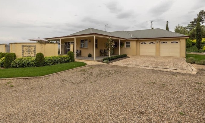 Mount Panorama Cottage | Escape To Camellia Cottage For A Relaxing Bathurst
