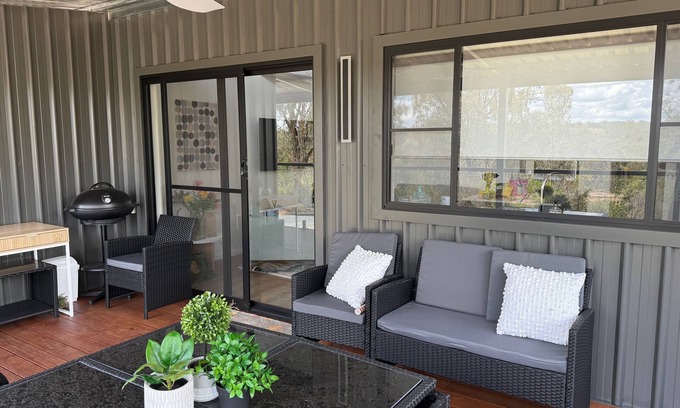 Inverell Apartment | Escape to Elegance: Discover Your Chic Haven in Serene Rural Bliss!