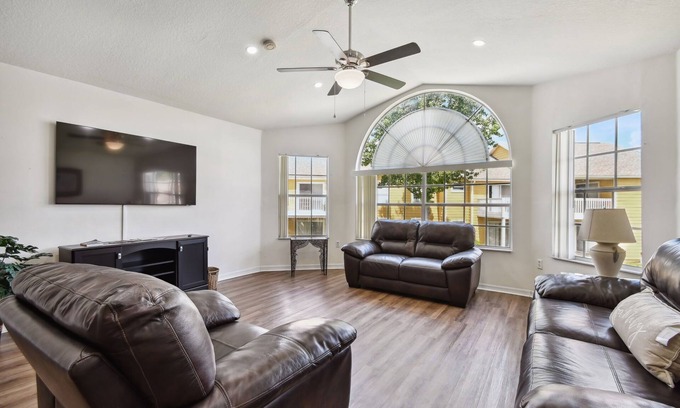 Lindfields Condo | Escape to our charming 3B/2B condo near Disney! with backyard lake view