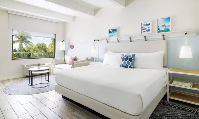 New Town House | Escape to the Beach! Pool, Restaurant, Gym, Bike Rentals, Parking!