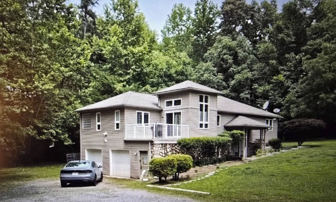 Mineral House | “Escape to the Lake –” 4-bedroom house in "The Waters of Lake Anna"