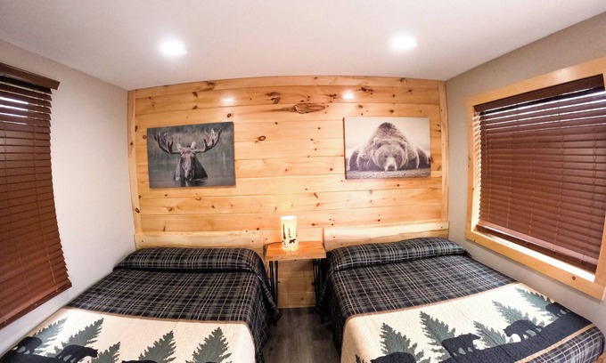 North Greece Hotel | Escape to the tranquility of our cozy cabin inn, where rustic charm meets modern comfort. Experience a home away from home ambiance.