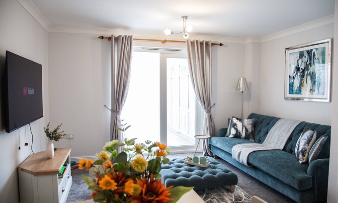 Stoke-on-Trent House | ESONGRACE Stays - Stylish quaint three bed home