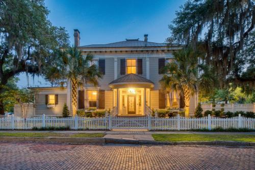 Metropolitan House | Estill Manor- Luxurious Savannah Estate with Pool & Garden - Sleeps 12