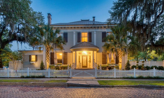 Metropolitan House | Estill Manor- Luxurious Savannah Estate with Pool & Garden - Sleeps 12!