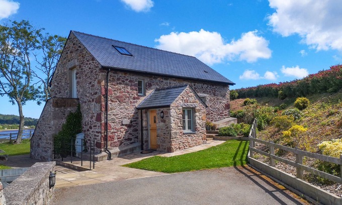 Dulas Cottage | ESTUARY COTTAGE, pet friendly, country holiday cottage in Moelfre
