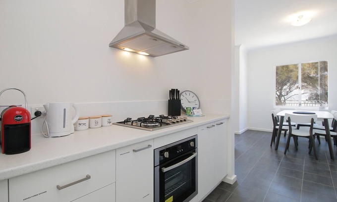 Falcon House | Estuary Waterfront - stunning views!