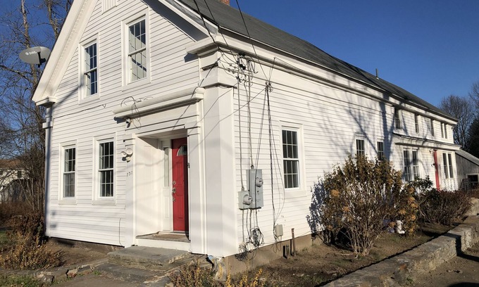 South Amherst House | Etinde House is located ten minutes from Umass, Amherst College, Hampshire mall, Mount Holyoke College and a minute from Hampshire College