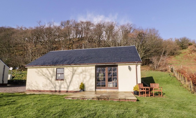 Rothesay Cottage | ETTRICK COTTAGE, romantic, with a garden in Rothesay, Isle Of Bute