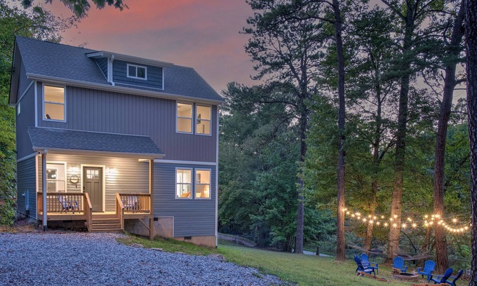 Fairview House | EV-Charger, Close to Asheville, Pets, Game-room, Fenced in Yard.