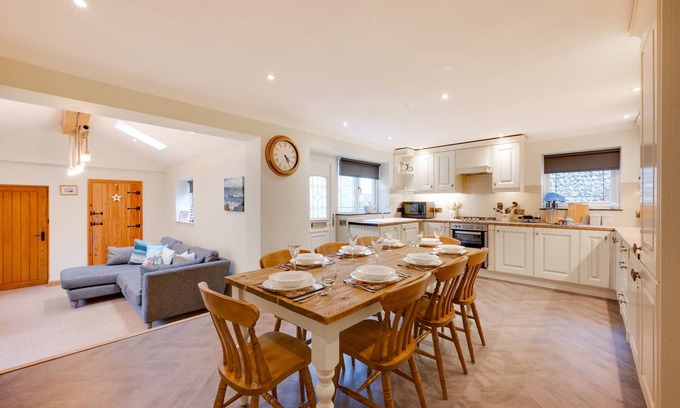 East Runton House | Eva Cottage - Four Bedroom House, Sleeps 8