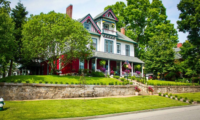 Burlington Bed & Breakfast | Evans Holly Grove Inn B&B