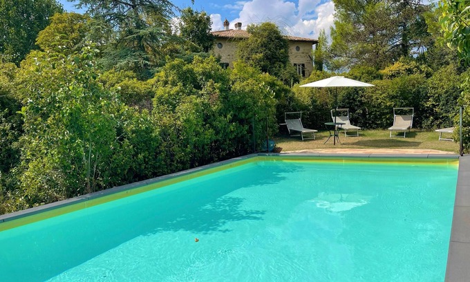 San Brizio Apartment | EVE HOUSE - exclusive grounds, gardens, pool, pool house + wifi. Sleeps 4.