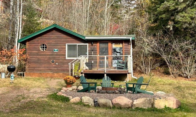 Croftville Cabin | Eve's Place Lakeside Cabin 4: Pet Friendly!