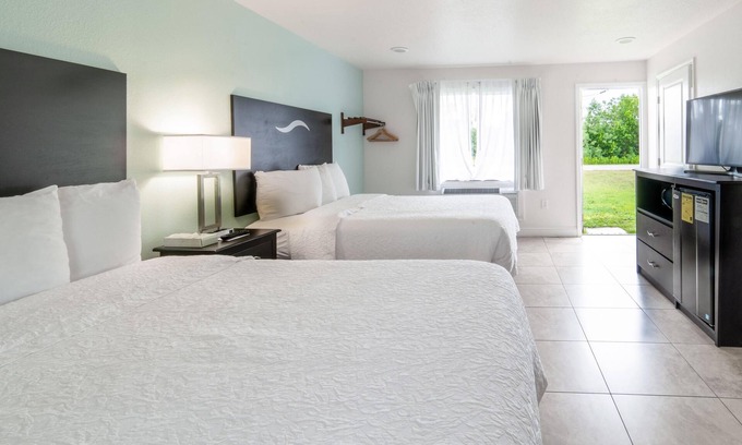 Everglades City Hotel | Everglades City Motel - Queen Room, 2 Beds, Back Door