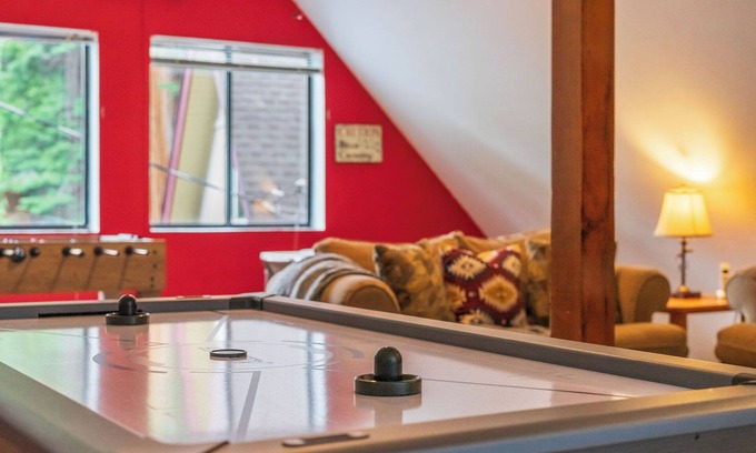 Dorrington Cabin | Evergreen Game Room Rec Center Pool Kayaks/SUP Fast Wi-Fi EV AC
