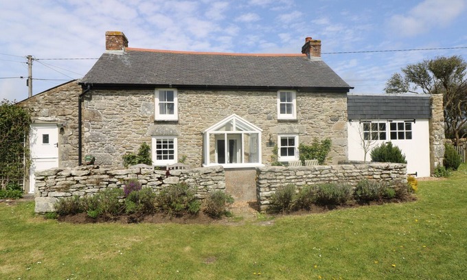 Saint Erth Praze Cottage | EVERGREEN, pet friendly, country holiday cottage in Rinsey Cove