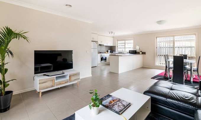 Tarneit House | Everything within Walking Distance - Entire 3 bedrooms Modern Home