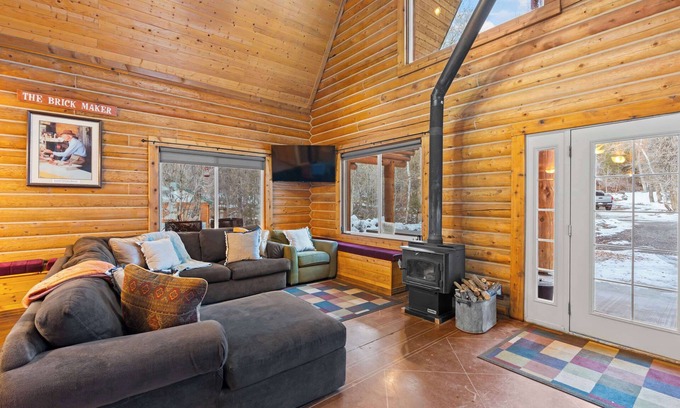 Timber Lakes Cabin | Evy's Family Ranch Cabin, Secluded