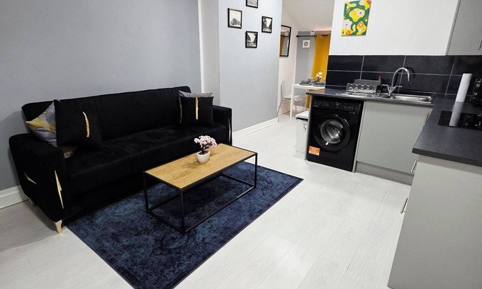 Chorlton-cum-Hardy Apartment | Excellent location 2-bedroom apartment