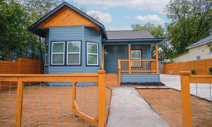 Historic Garderns House | Exceptional 5BR So Close to Riverwalk and Downtown