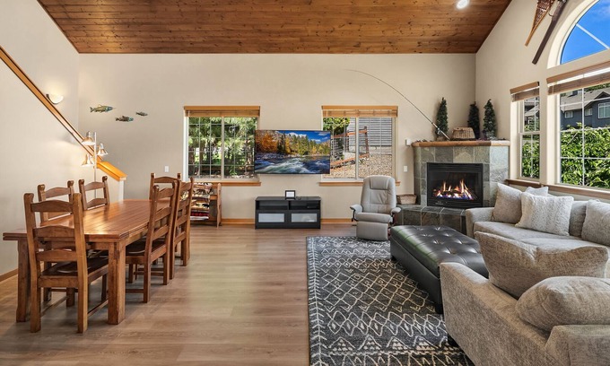 Ronald House | Exceptional Cabin in Roslyn Ridge! Private Pickleball Court and Hot Tub
