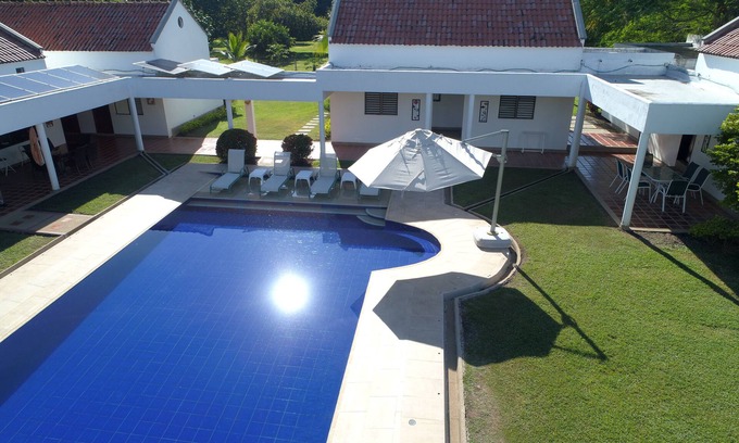 Melgar Villa | Exclusiva villa para 18 personas con piscina privada