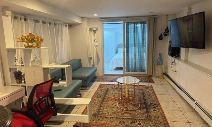 Roslyn Apartment | Exclusive 1-bedroom furnished apartment w/Garden in Historic Roslyn, sleeps 4.