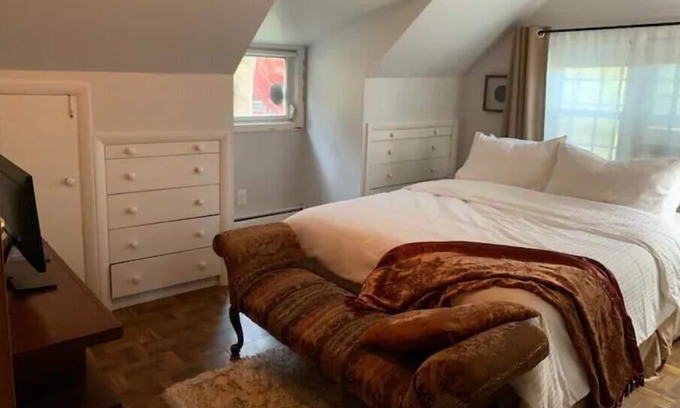 Cortlandt House | Exclusive 2 Bedroom House, Large Discreet Backyard
