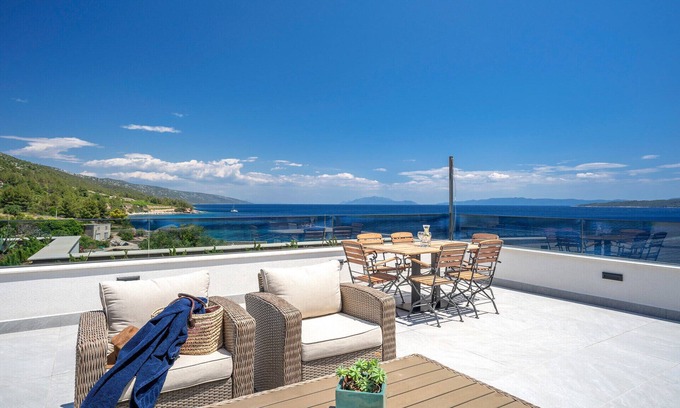 Zavala House | Exclusive 3-bedroom Seafront Suite with jacuzzi
