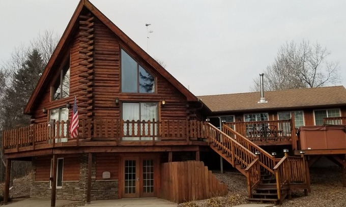 Dunbar House | Exclusive 4 Bedroom Home on 10 Acres, Hot Tub, Pond in Heart of Trail System