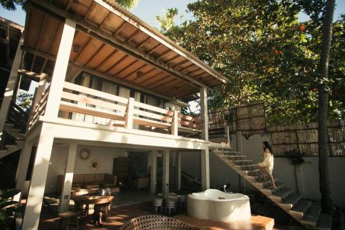 Danao City House | Exclusive Beachfront Villa w/Outdoor Tub & Kayaks
