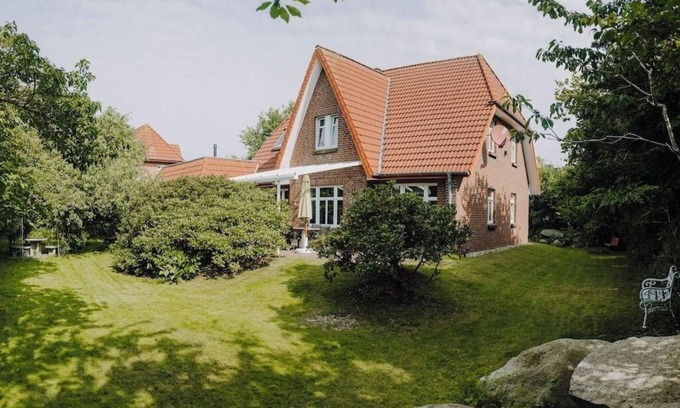 Neufeld House | Exclusive large vacation home 300m to the North Sea - perfect for families & relaxation