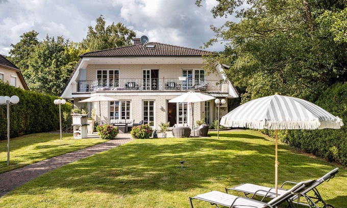Bergedorf Villa | Exclusive Dream Villa with Private Terrace, Wi-Fi and Air Conditioning