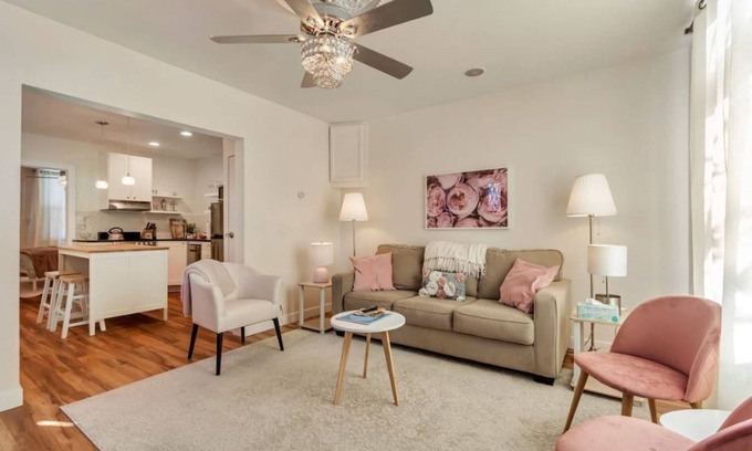 People's Freeway Apartment | Exclusive Hot Tub use near Trax Line downtown