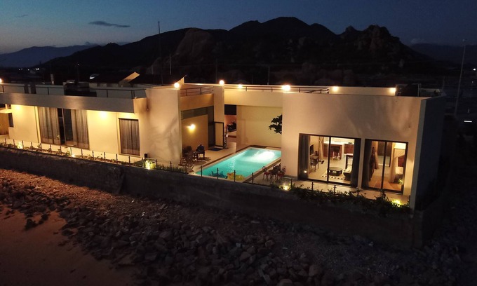 Phan Rang Bed & Breakfast | Exclusive Oceanfront Bungalow with infinity swimming pool