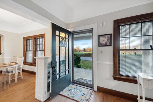 Ottawa Hills House | Exclusive Ottawa Hills Private Home, Garage, WD, Gourmet Equipped kitchen, Netflix