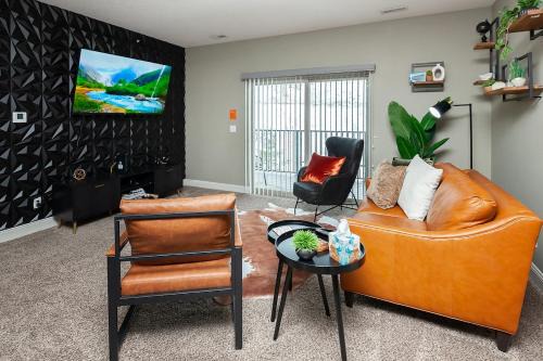 West Des Moines Apartment | Exclusive, Pool, Massage Chair, Jordan Creek